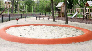 Runde Sandkiste auf einem Spielplatz