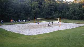Menschen spielen Volleyball
