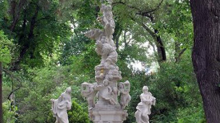 Skulptur im Gräberhain: Kreuzingungsgruppe