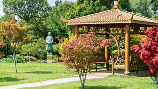 Garten mit chinesischem Tempel und Statue