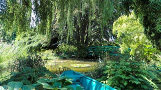 Teich mit einer Brcke in einem Garten