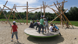 Kinder spielen auf einer großen Drehscheibe