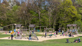 Kinder spielen auf einem Waldspielplatz