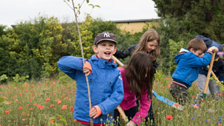 Kinder pflanzen Bume