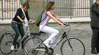 Zwei Radfahrerinnen in der Stadt