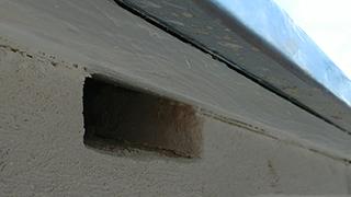 Wiederhergestellter Mauersegler-Brutplatz unter der Verblechung einer Dachtraufe eines Gebäudes