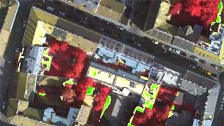 Darstellung von berschirmungen durch Bume (rot), extensiver Dachbegrnung (gelbe und helle Grntne) und intensiver Begrnung von Dchern und Terrassen (mittlere bis dunkle Grntne)