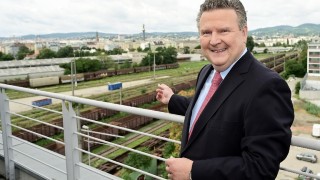 Bürgermeister Ludwig blick von einer Terrasse auf das Stadtentwicklungsgebiet Nordwestbahnhof