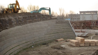 Bauarbeiten an neuen Damm an der Seitenhafenstraße