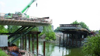 Bau der Seitenhafenbrücke von beiden Uferseiten