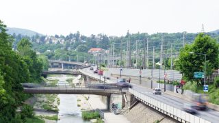 Straßen, Brücken und Verkehr, dahinter Wiental