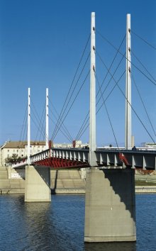Kaisermühlenbrücke vom Ufer aus