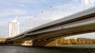Die Reichsbrücke von der Donau aus
