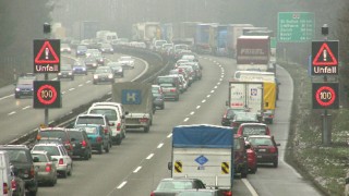 Stau mit gebildeter Rettungsgasse auf einer Autobahn