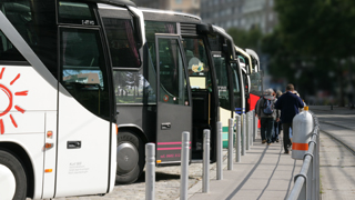 Parkende Busse in der Stadt