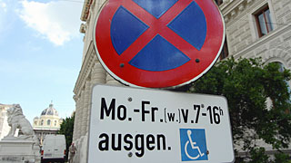 Verkehrszeichen "Halten und Parken verboten" mit Zusatztafel