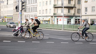 Radfahrer auf einer Radanlage mit einer Blockmarkierung