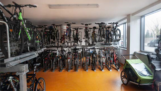 Doppelstockanlage für Fahrräder in einem Wiener Wohnhaus
