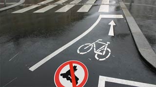 Radfahranlage mit Bodenpiktogramm "Fahrverbot für Skaterinnen und Skater"
