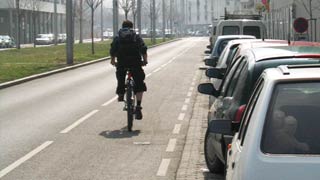 Radfahrer auf einer Radfahranlage begrenzt von Leitlinien