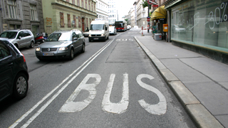 Blick auf eine Busspur im Straenverkehr