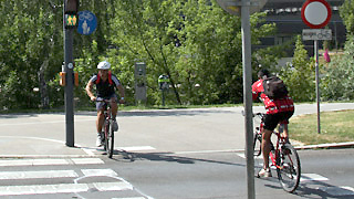 Radfahrer beim Überqueren einer Straßenkreuzung