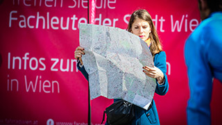 Frau studiert die Radkarte für Wien
