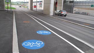 Radfahranlage mit Bodenpiktogrammen von Fahrradsymbolen