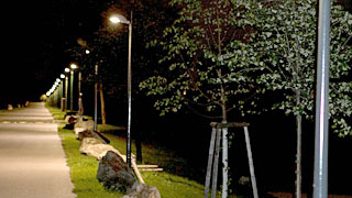 Neue LED-Lampen auf der Donauinsel bei Nacht