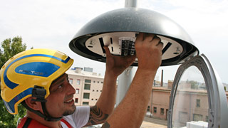 Ein Arbeiter montiert eine LED-Leuchte.