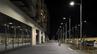 Standardleuchte mit Cut-Off-Effekt auf Straße in Seestadt aspern