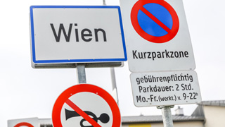 Ortstafel Wien, Schild Kurzparkzone und Schild Hupverbot