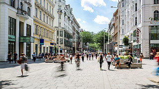 Menschen in einer Fußgängerzone