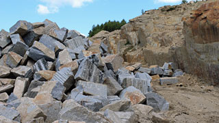 Granitblockhaufen im Steinbruch