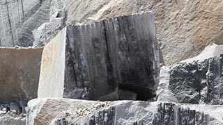 Granitblock im Steinbruch