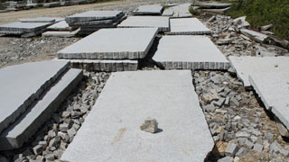 Gestapelte zugeschnittene Granitplatten