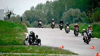 Motorradfahrer auf einem Übungsgelände sicher unterwegs