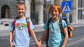 Zwei Schulkinder vor einem Schutzweg
