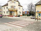 Kreuzungsbereich Maurer Hauptplatz - Bendagasse: rot unterlegter Zebrastreifen