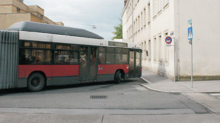 Kreuzungsbereiche Anton-Bck-Gasse - Rubergstrae: Kreuzungsbereich mit Zebrastreifen, fr Autobus enge Kurve