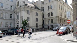 Kreuzungsbereich Dblinger Hauptstrae - Hofzeile: Kreuzungsbereich mit Straenbahnschienen und Verkehrsinsel in der Fahrbahnmitte