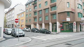 Kreuzungsbereich Dblinger Hauptstrae - Pyrkergasse: Kreuzung mit Straenbahnschienen und Zebrastreifen