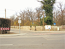 Kreuzungsbereich Erlaaer Strae - Kugelmanngasse: Kreuzung mit rot unterlegtem Zebrastreifen