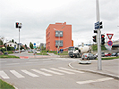 Kreuzungsbereich Erlaaer Strae - Meischlgasse - Carlbergergasse: Kreuzung mit Radweg, Fugngerinsel, Zebrastreifen und Fugngerampeln