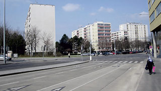 Kreuzungsbereich Laaer-Berg-Strae - Absberggasse: Kreuzung mit mehrspuriger Fahrbahn und Radfahrstreifen, Fugngerampel, Zebrastreifen und Fugngerinsel