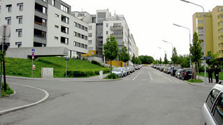 Kreuzungsbereich Moselgasse - Urselbrunnengasse: breite Kreuzung ohne Zebrastreifen oder Ampel