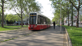 Straenbahn neben Gehweg Europaplatz/Neubaugrtel