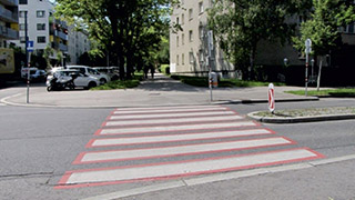 Kreuzungsbereich Troststrae - Wirerstrae: Rot unterlegter Zebrastreifen