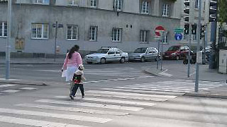 Kreuzungsbereich Triester Strae - Windtenstrae: Mutter und Kind auf Zebrastreifen, Auto hlt an