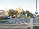 Kreuzungsbereich Justgasse - Ruthnergasse: Kreuzung mit parkenden Autos und Zebrastreifen